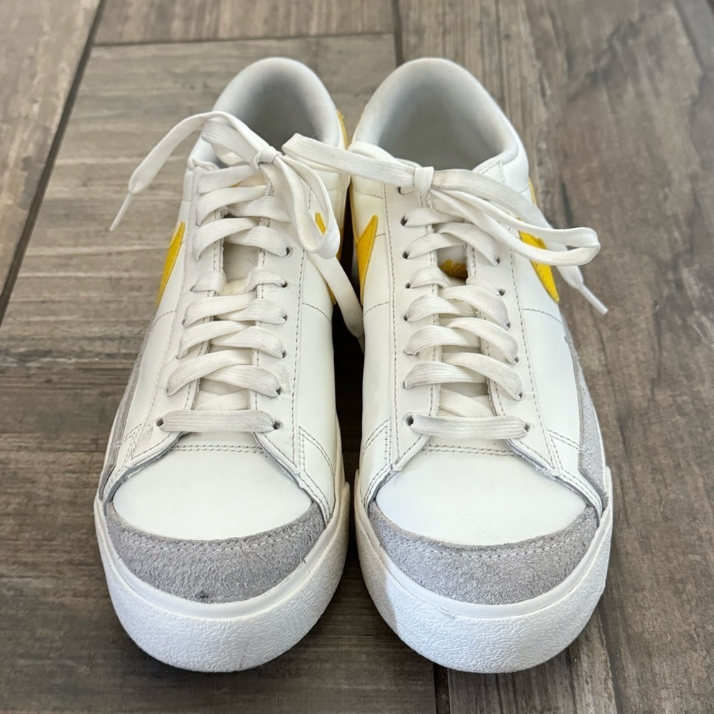 Nike Women’s Blazer Low Platform Sneaker size 8.5 - Picture 2 of 11